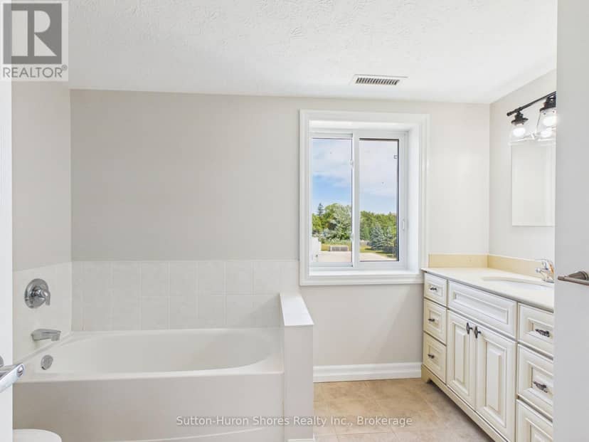 402 - 221 Adelaide Street — photo 15 of 30
