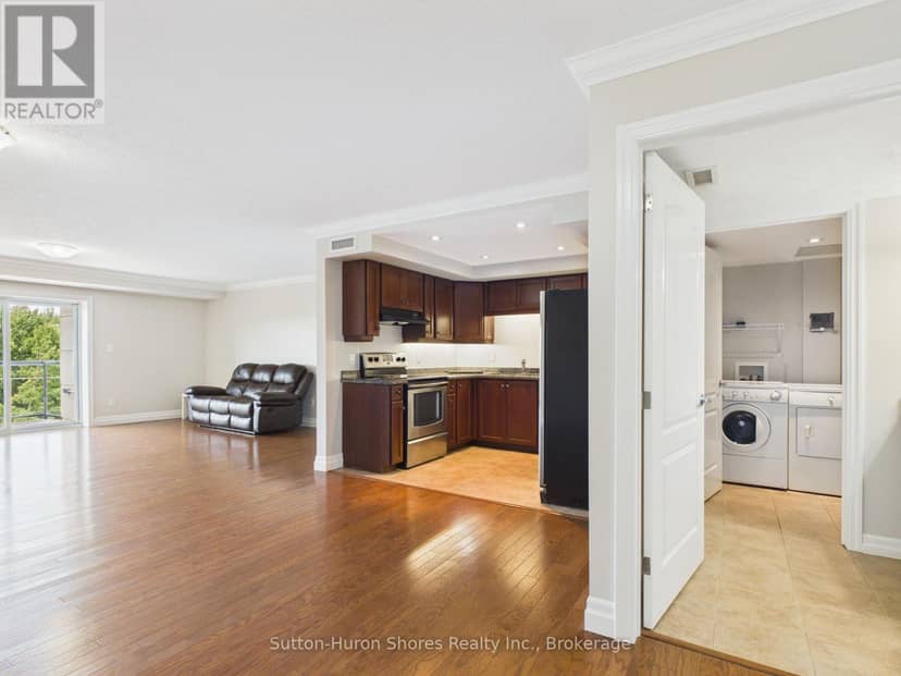 402 - 221 Adelaide Street — photo 3 of 30