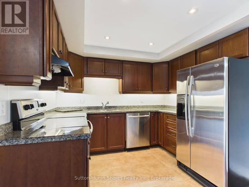 402 - 221 Adelaide Street — photo 7 of 30