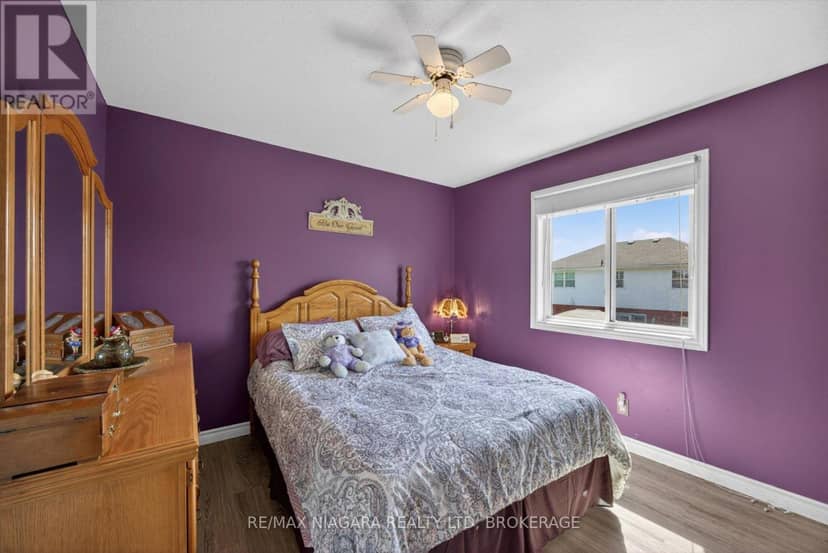 4457 Kathleen Crescent — photo 18 of 40