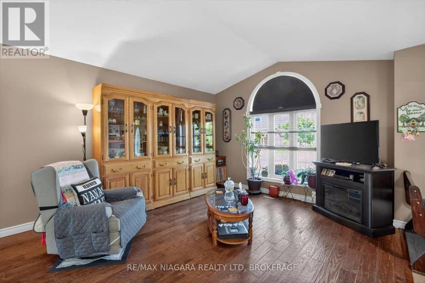 4457 Kathleen Crescent — photo 4 of 40