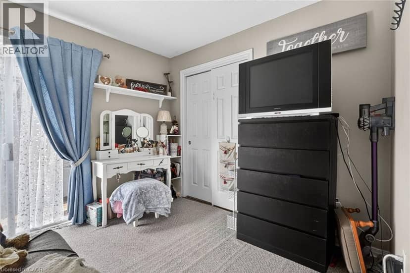 11 ROCHELLE Crescent — photo 17 of 40