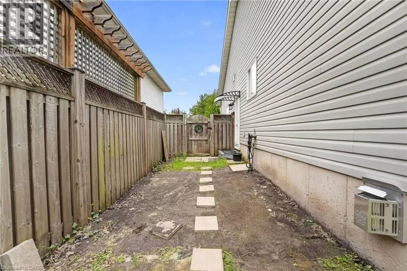 11 ROCHELLE Crescent — photo 38 of 40