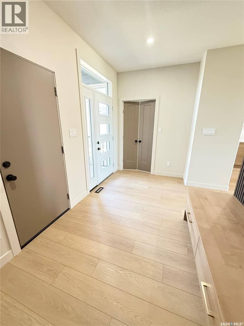 161 Delaet DRIVE — photo 3 of 37