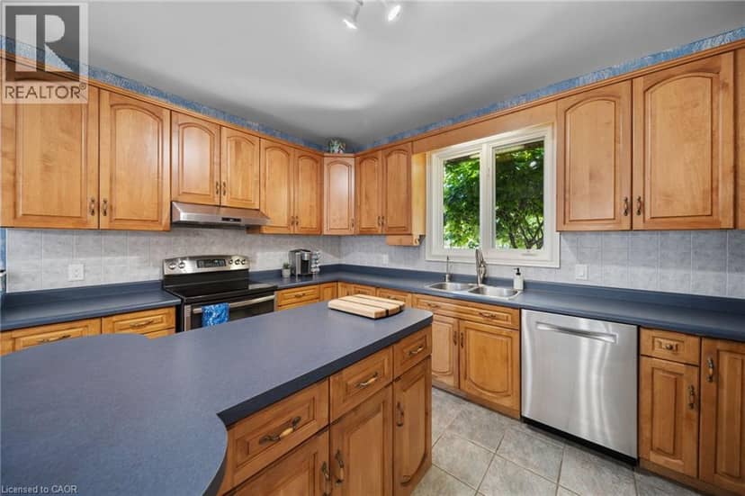 18 FEATHERSTONE Avenue — photo 11 of 40