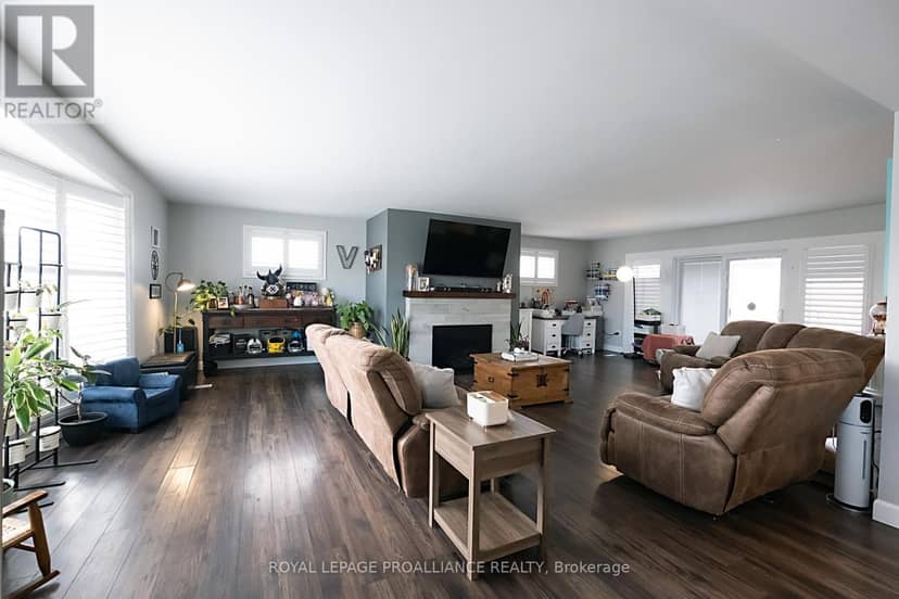 306 Dundas Street W — photo 15 of 40