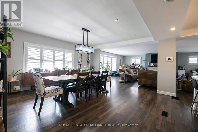 306 Dundas Street W — photo 18 of 40