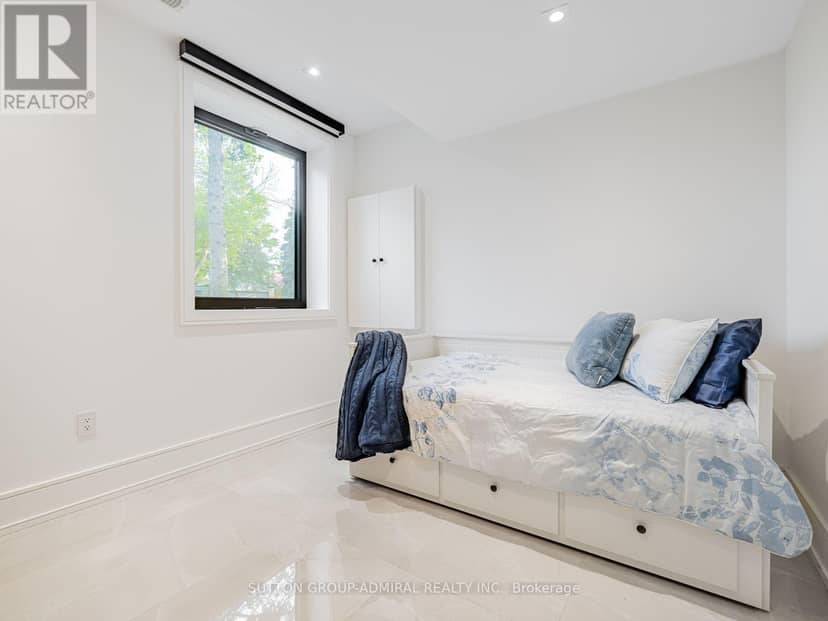 16 Sanderson Crescent — photo 35 of 40