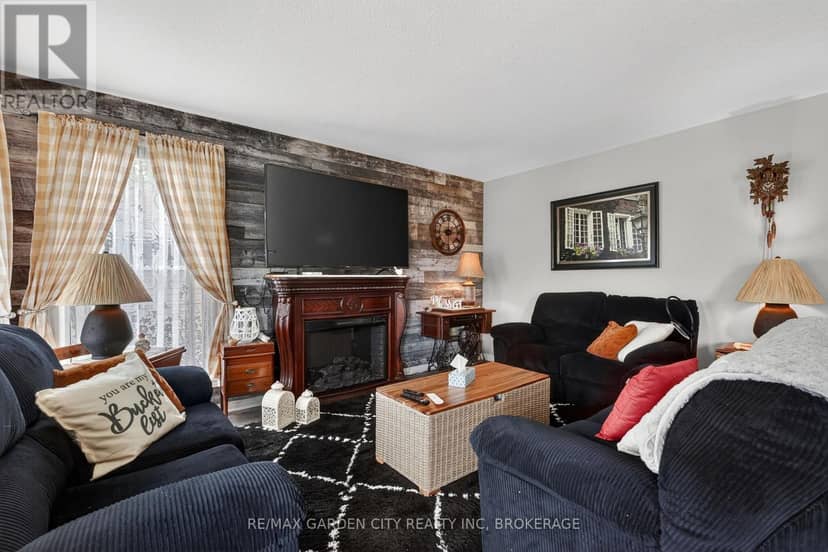 11 Rochelle Crescent — photo 13 of 40