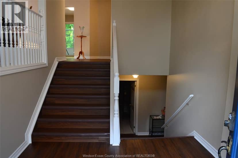1270 Woodmont Crescent — photo 3 of 40