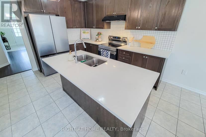 11 Esther Crescent — photo 17 of 40