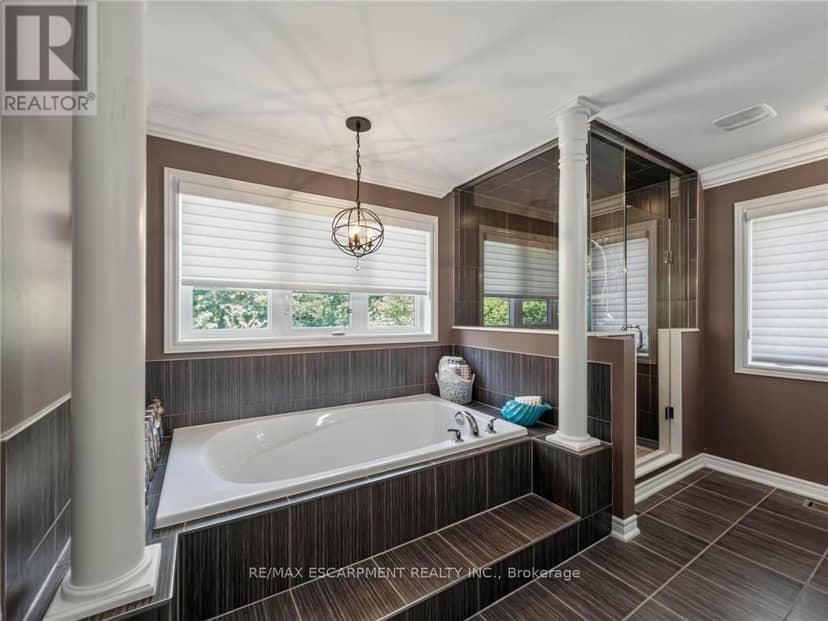 80 Sutherland Crescent — photo 16 of 35