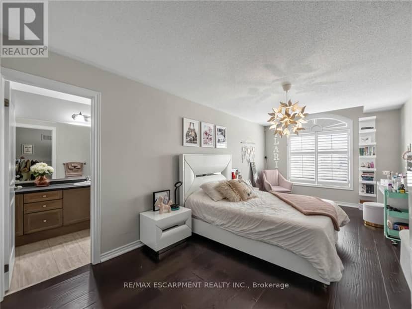 80 Sutherland Crescent — photo 20 of 35