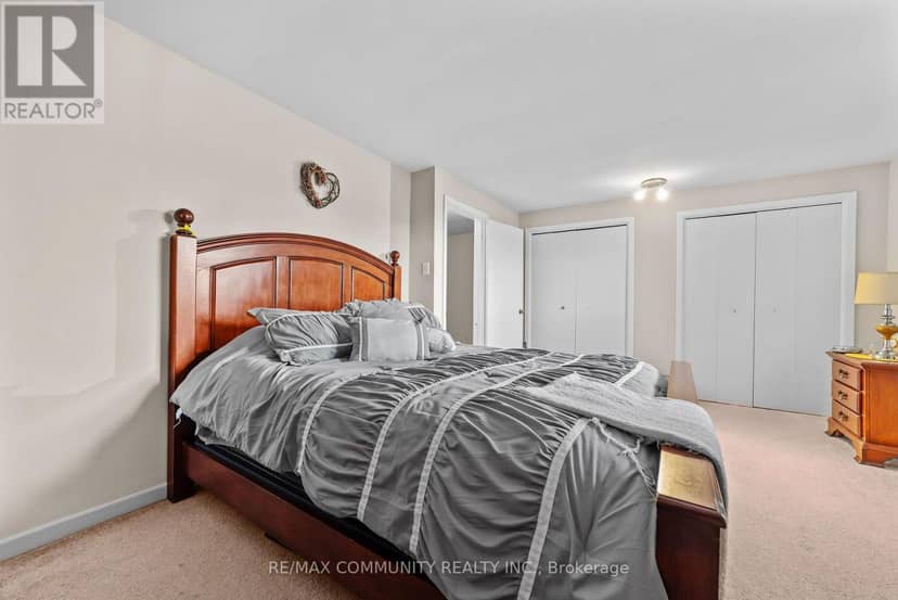 210-216 Homestead Crescent — photo 5 of 39