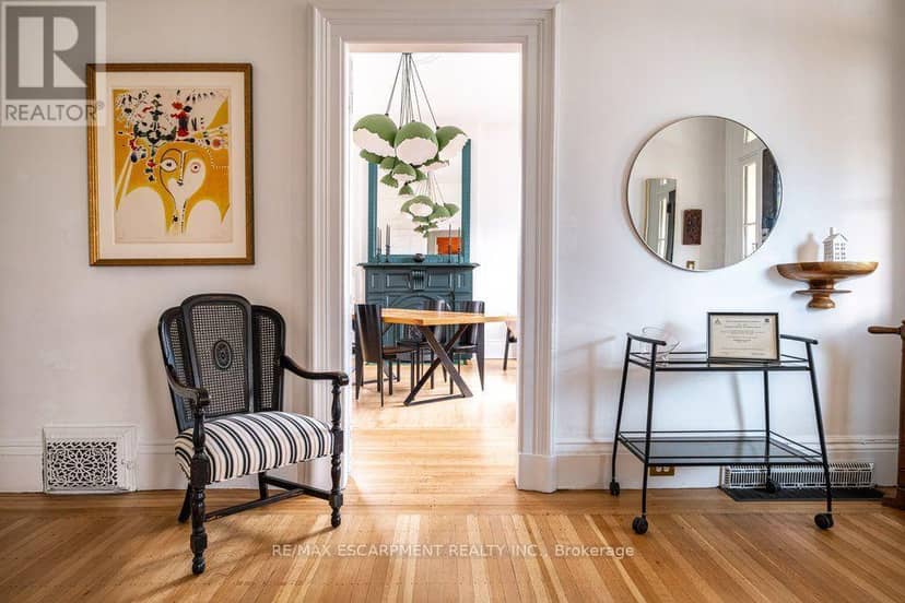 58 Wellington Street S — photo 9 of 40