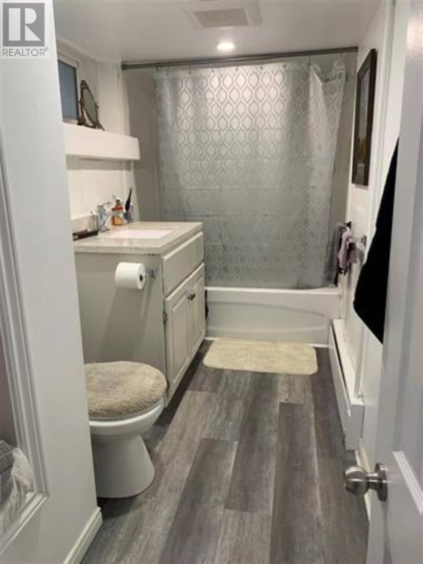 485 Wellington ST W — photo 17 of 30