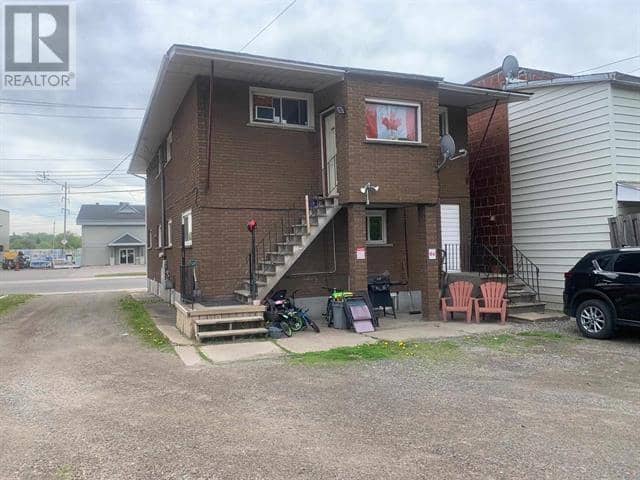 485 Wellington ST W — photo 4 of 30