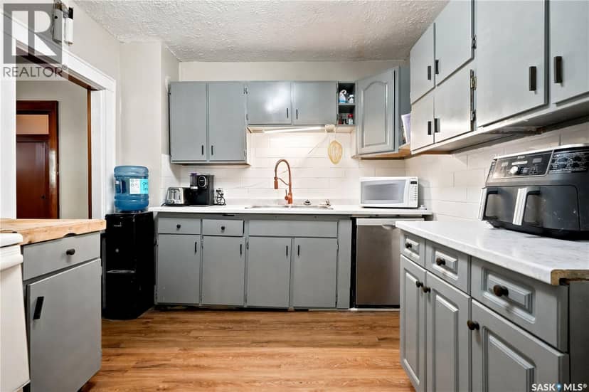 3300 Victoria AVENUE — photo 21 of 40