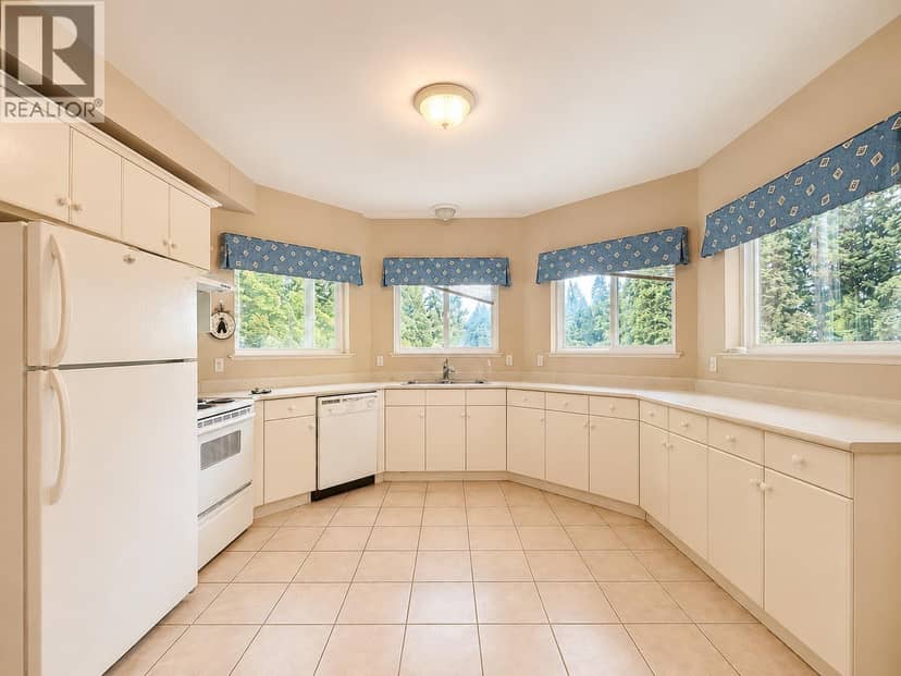 1625 PARKWAY BLVD, Coquitlam, photo 2