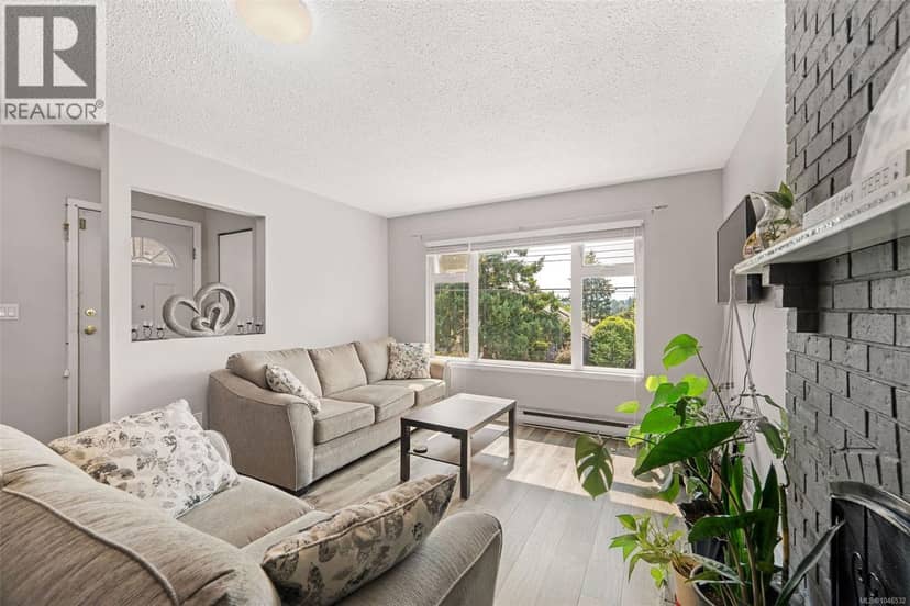4 524 Rosehill St — photo 1 of 40