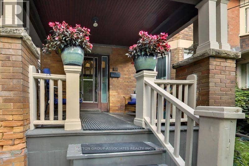 131 Lauder Avenue — photo 2 of 40