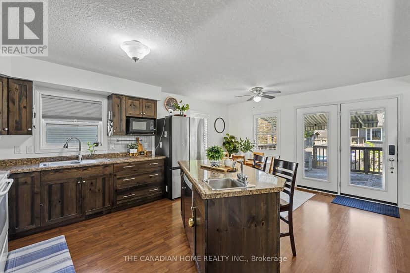 219 Picton Street E — photo 8 of 36