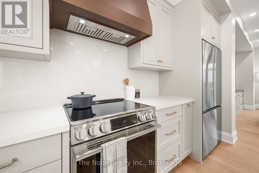 153 Elizabeth Crescent N — photo 12 of 40