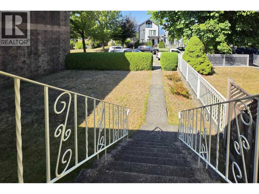 2920 GRAVELEY STREET, Vancouver, photo 2