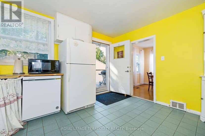 2307 Lawrence Avenue W — photo 10 of 37