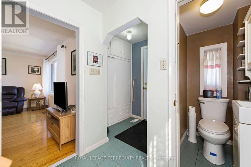 2307 Lawrence Avenue W, Toronto, photo 2