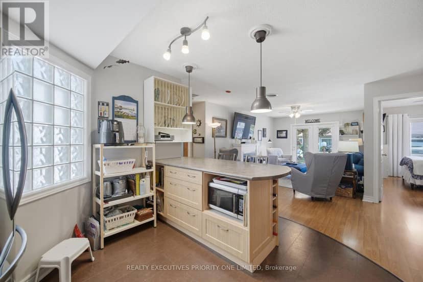 2 - 77 Mill Street E — photo 12 of 40