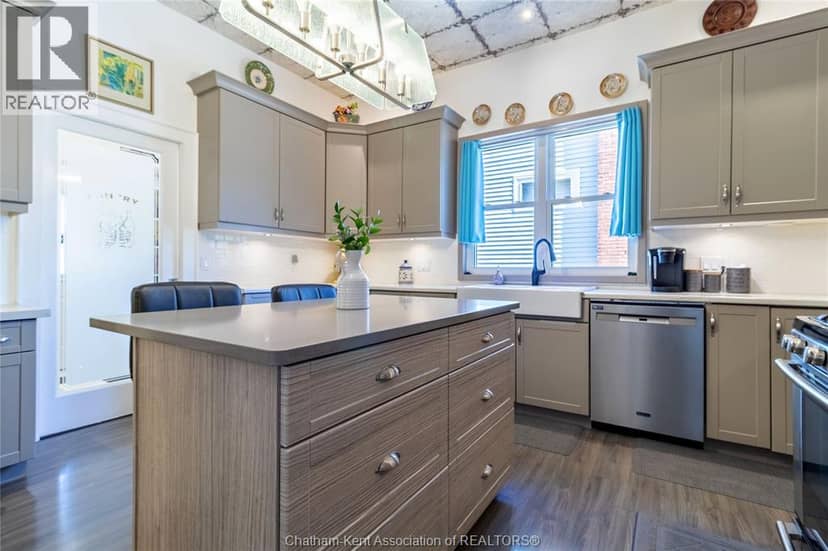 335 Wellington STREET West — photo 16 of 40