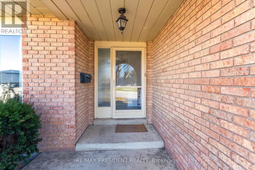 384 Centre Street N — photo 4 of 25