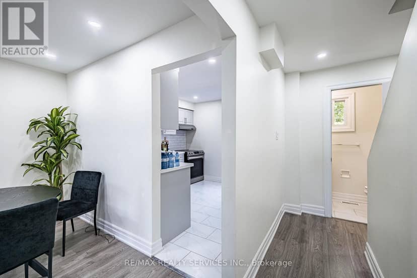 122 - 122 Ellerslie Road — photo 11 of 40