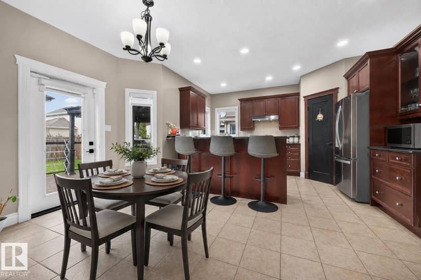 3006 Montrose BV — photo 16 of 40