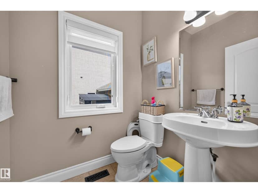 3006 Montrose BV — photo 26 of 40