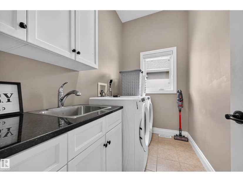 3006 Montrose BV — photo 33 of 40