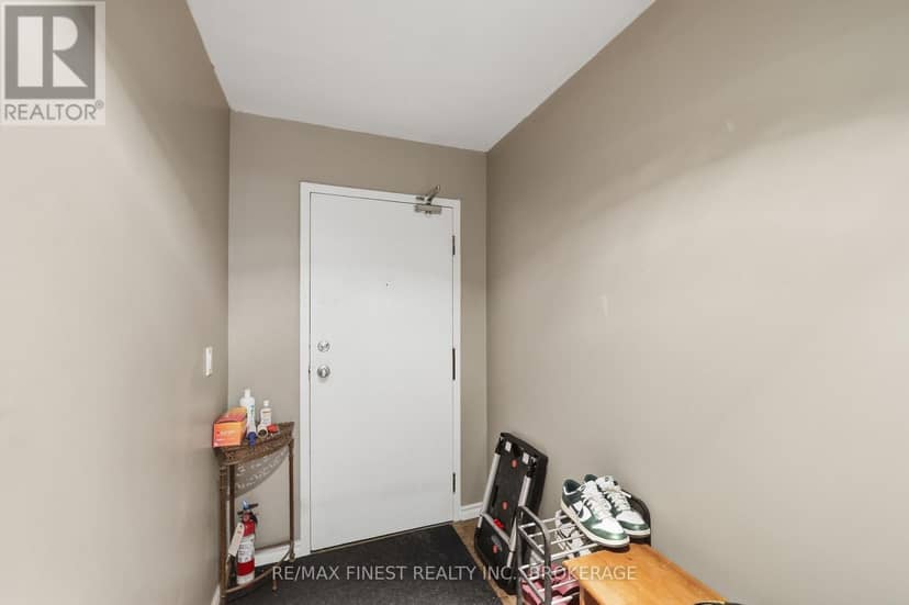 414 - 17 Eldon Hall Place — photo 11 of 34