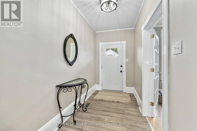 104 Inkerman Street — photo 5 of 40