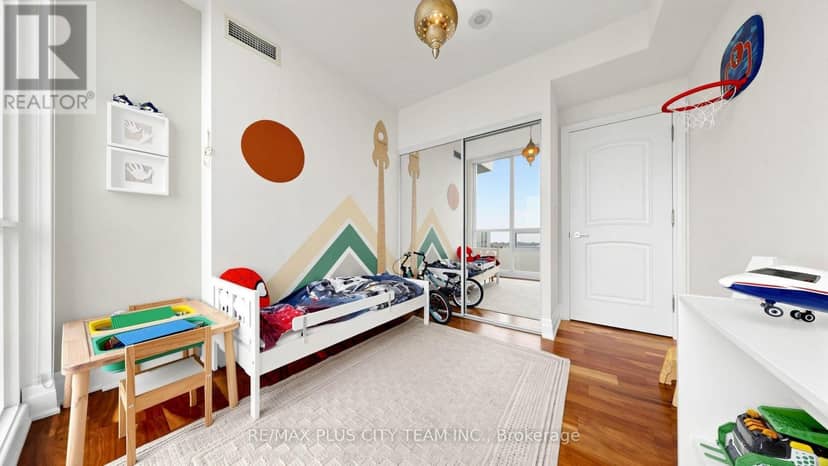 5005 - 16 Harbour Street — photo 18 of 40