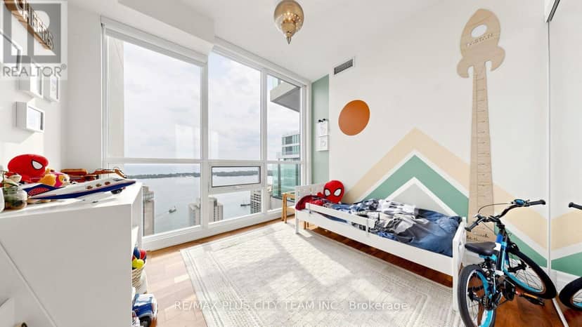 5005 - 16 Harbour Street — photo 19 of 40
