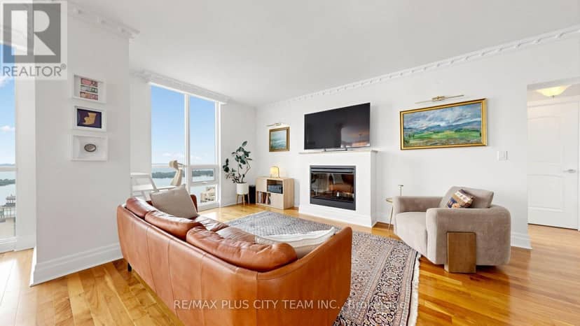 5005 - 16 Harbour Street — photo 2 of 40