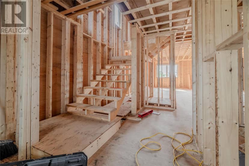 204 St Thomas Line — photo 4 of 23