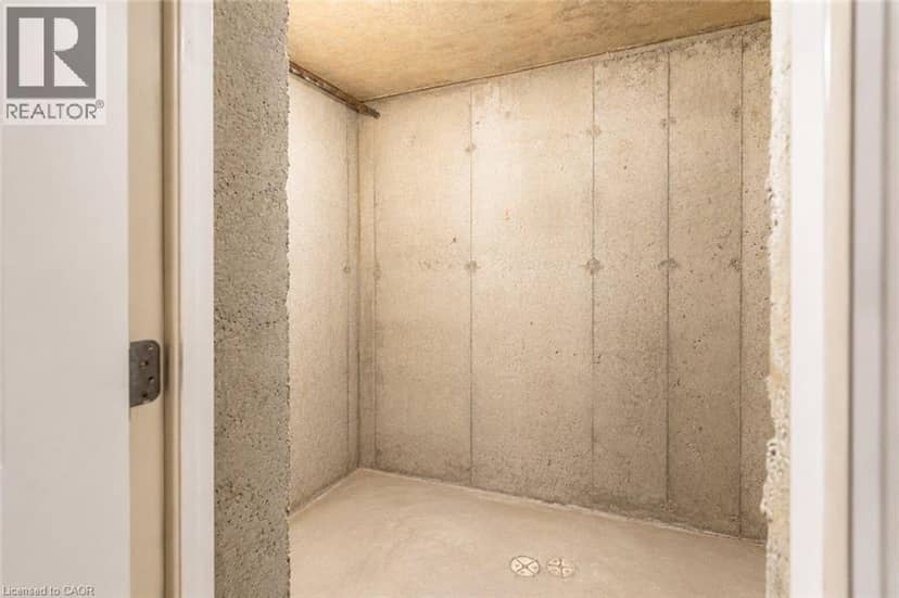 218 MACAULAY Street E — photo 33 of 40