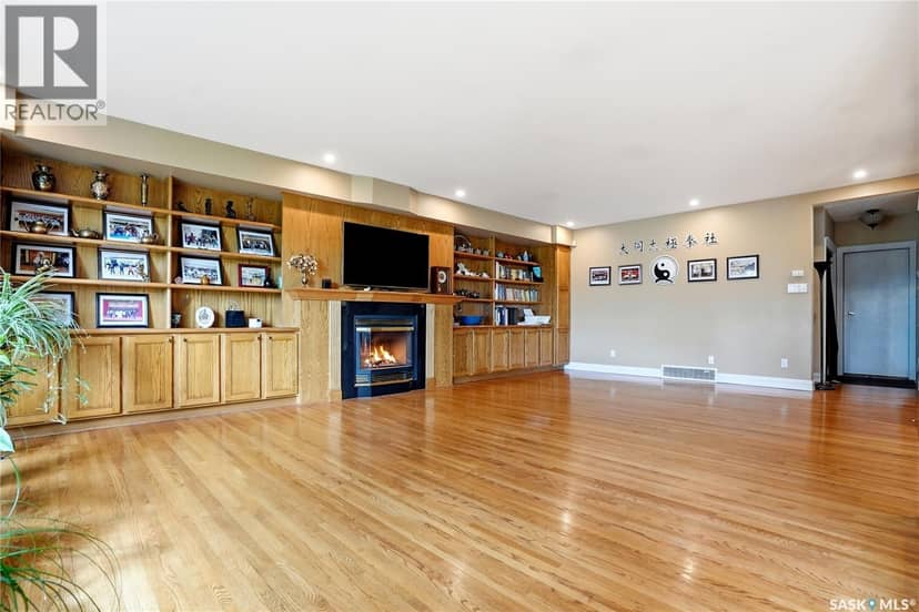 130 Mulcaster CRESCENT — photo 33 of 40