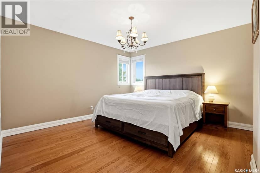 130 Mulcaster CRESCENT — photo 37 of 40