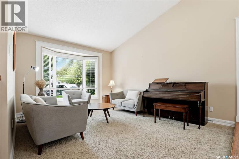 130 Mulcaster CRESCENT — photo 8 of 40