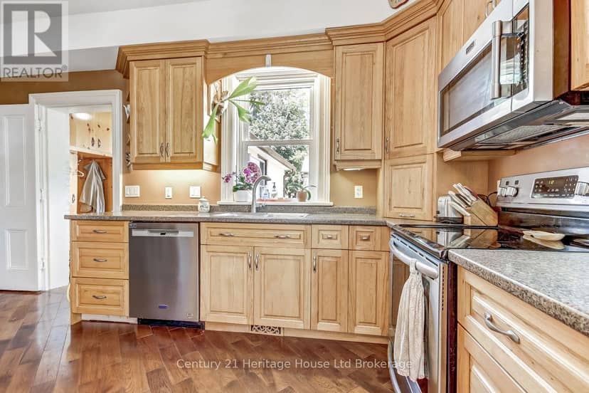 166 Dundas Street W — photo 4 of 24