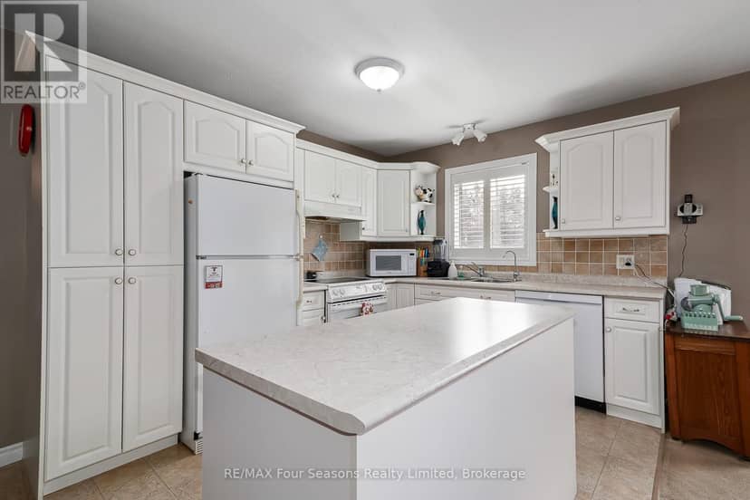 49 - 275 Huron Street — photo 9 of 39