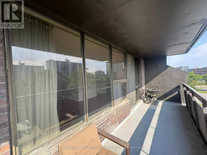 602 - 11 Wincott Drive — photo 17 of 20